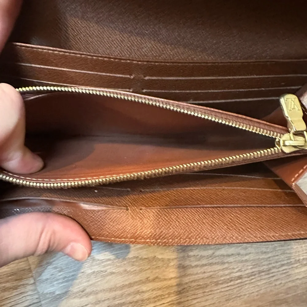 Louis Vuitton Sarah Wallet - Picture 9 of 12